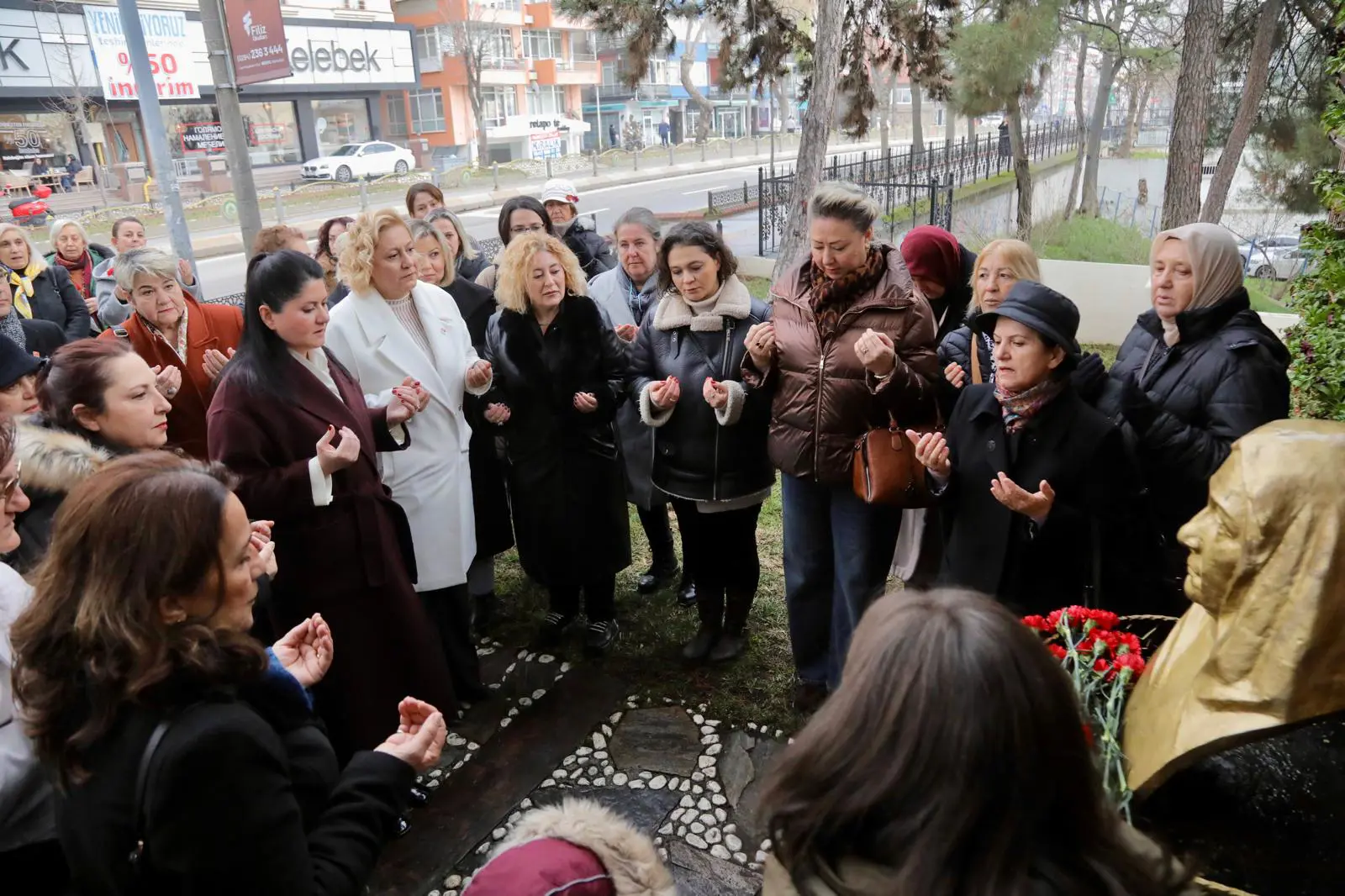 BAŞKAN GENCAN’DAN ZÜBEYDE HANIM HUZURUNDA "CUMHURİYET VE ATATÜRK" MESAJI galeri görseli